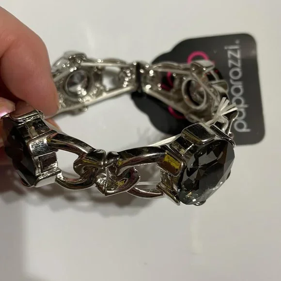 Pretty Paparazzi Stretch Bracelet with Dazzle! New - Picture 2 of 2